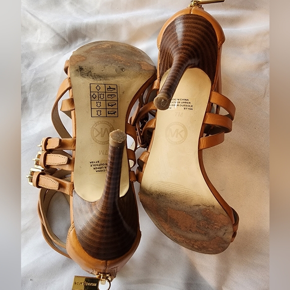 Michael kors heel shoes. Size 7m - Picture 4 of 4